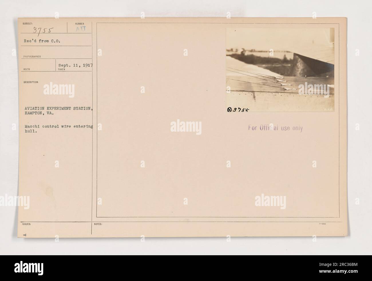 Das Bild zeigt den Kontrolldraht eines ist Macchi, der in den Rumpf der Aviation Experiment Station in Hampton, VA, eindringt. Das Foto wurde am 11. September 1917 aufgenommen. Sie ist mit Subject 3755 und Description Number 3764 gekennzeichnet. Das Foto ist nur zur offiziellen Verwendung bestimmt. Stockfoto