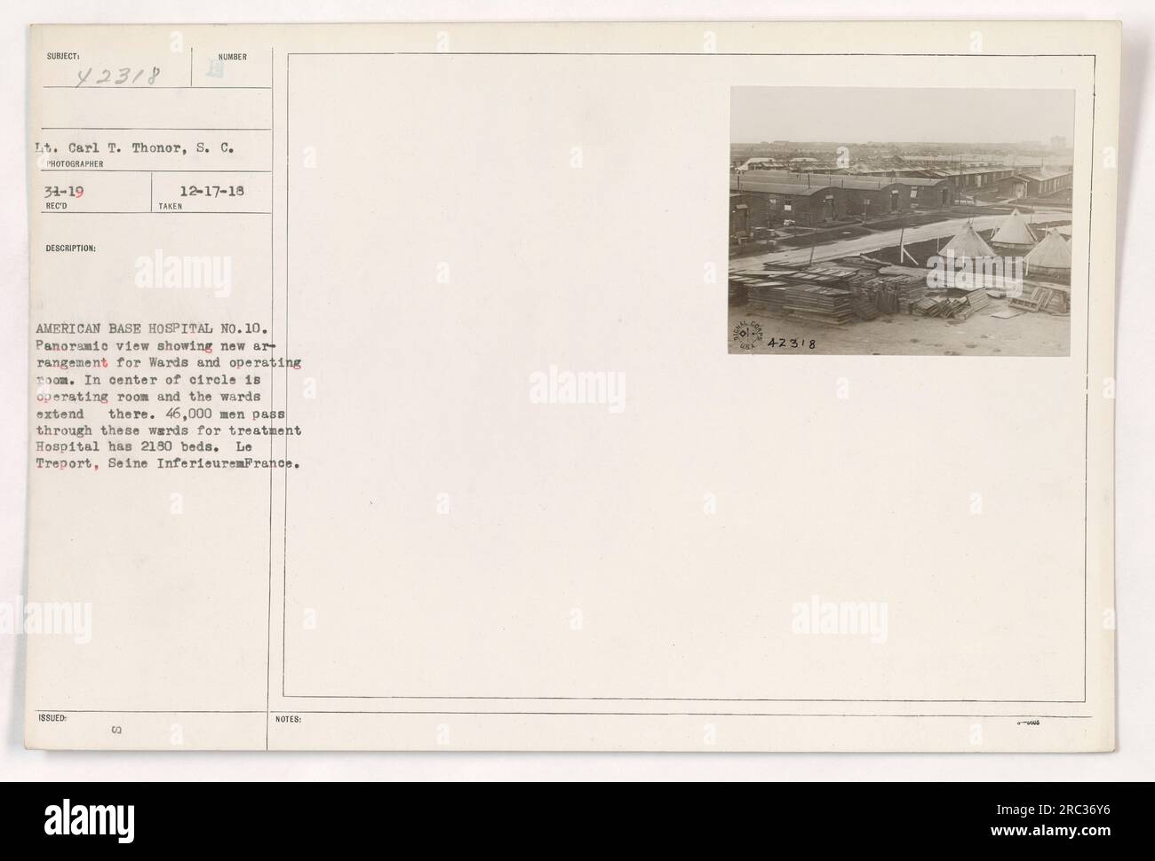 Panoramablick auf das American Base Hospital Nr. 10 in Le Treport, Frankreich. Das Bild zeigt die neue Anordnung von Stationen und Operationssaal, wobei sich der Operationssaal in der Mitte des kreisförmigen Layouts befindet. Das Krankenhaus ist in der Lage, 2150 Betten unterzubringen und hat 46.000 Männer behandelt. Fotografiert von LT. Carl T. Thonor. Stockfoto