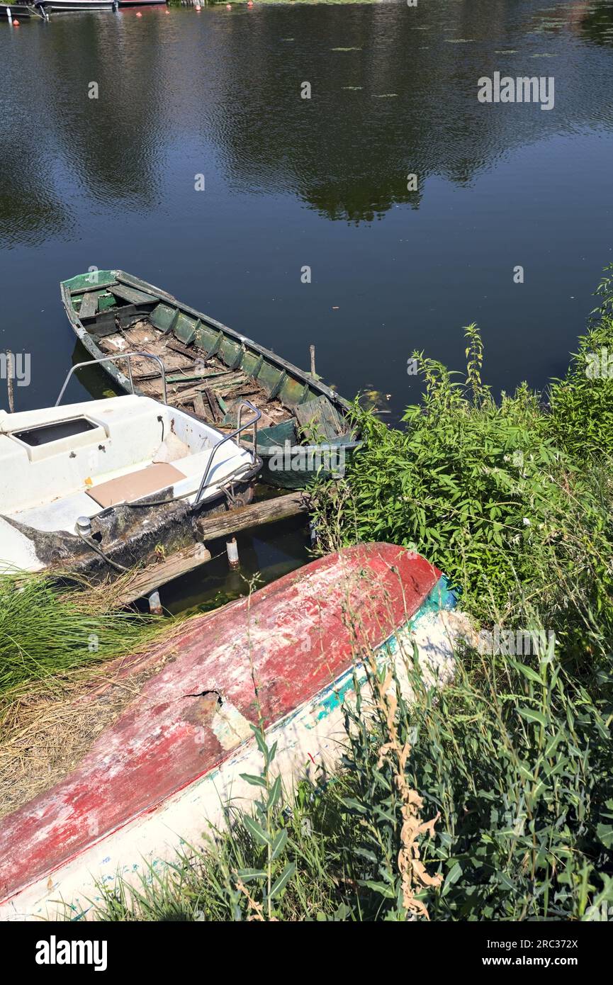 Boote am Seeufer an einem sonnigen Tag Stockfoto