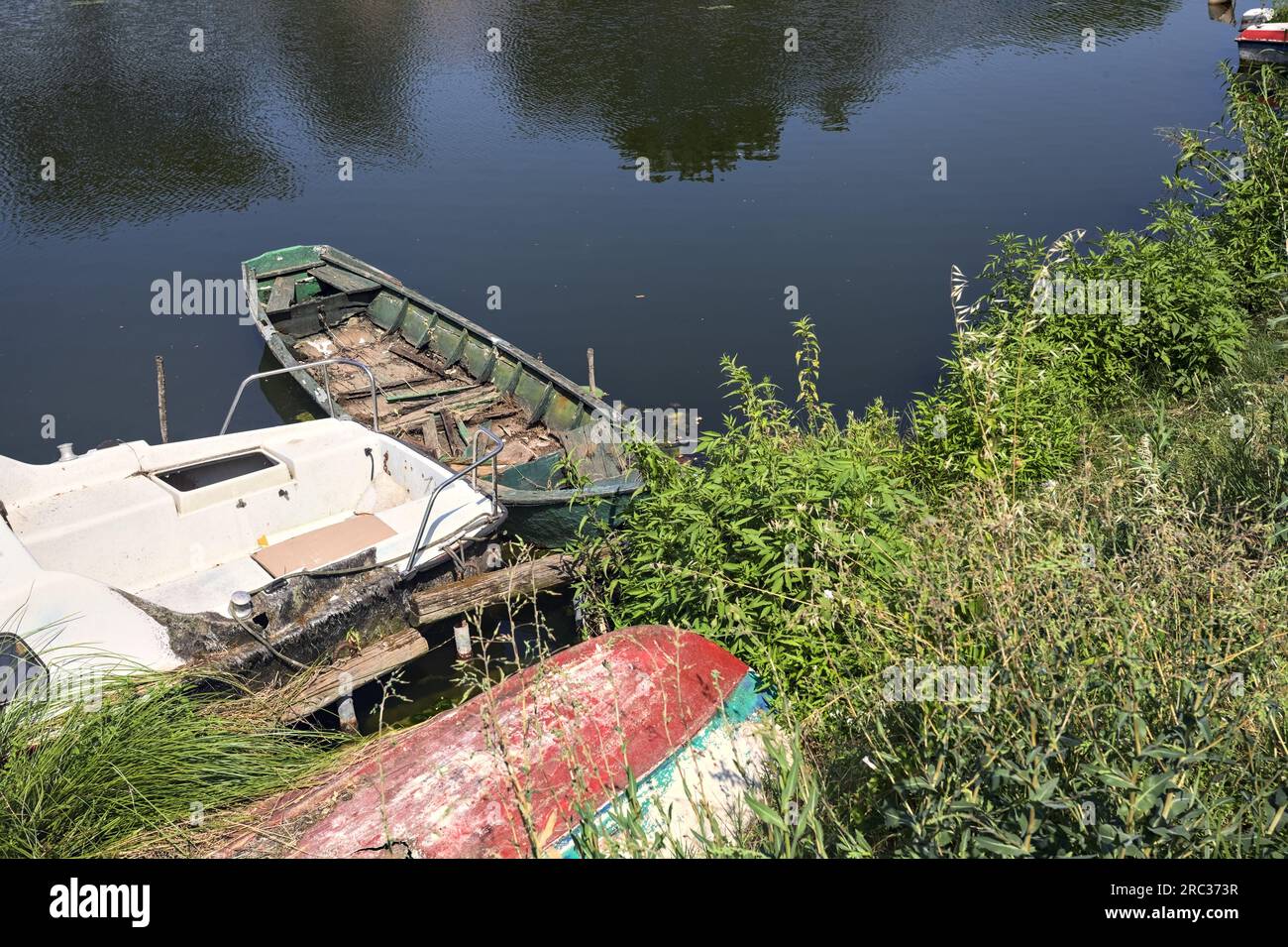 Boote am Seeufer an einem sonnigen Tag Stockfoto