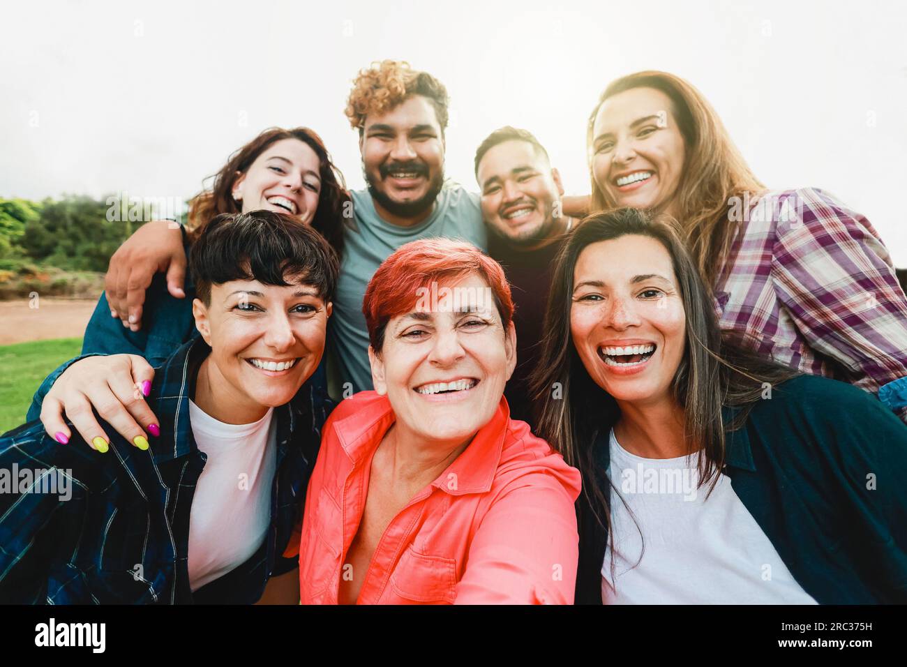 Generationenübergreifende Selfie-Selfie draußen - glückliche Gruppe von Freunden, die gemeinsam Spaß im Park City haben - Freundschaft und Vielfalt Gemeinschaft Stockfoto