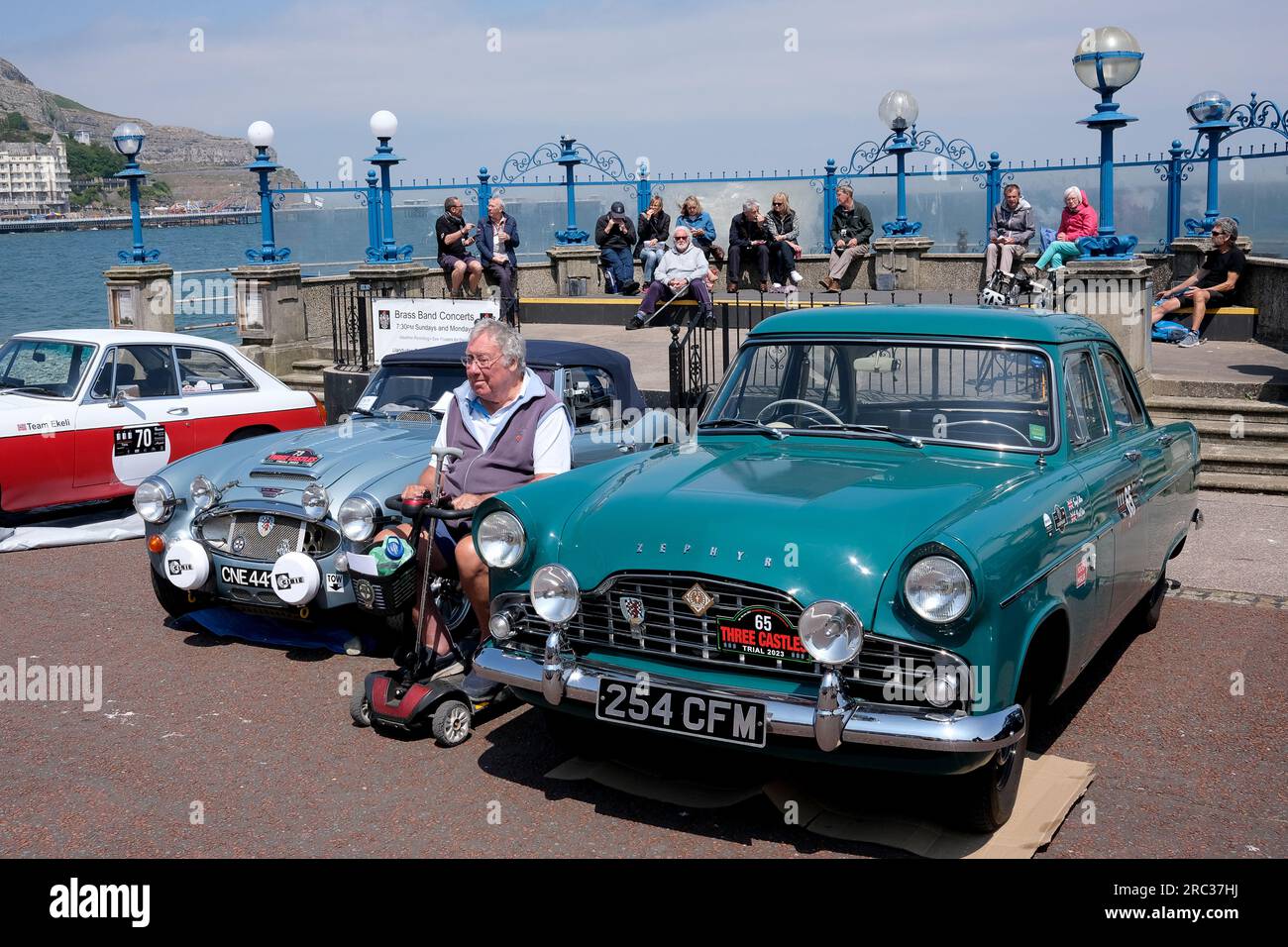 Ford Zephyr bei der Oldtimer-Rallye „Three Castles Classic“ in Llandudno in Nordwales, Großbritannien Stockfoto