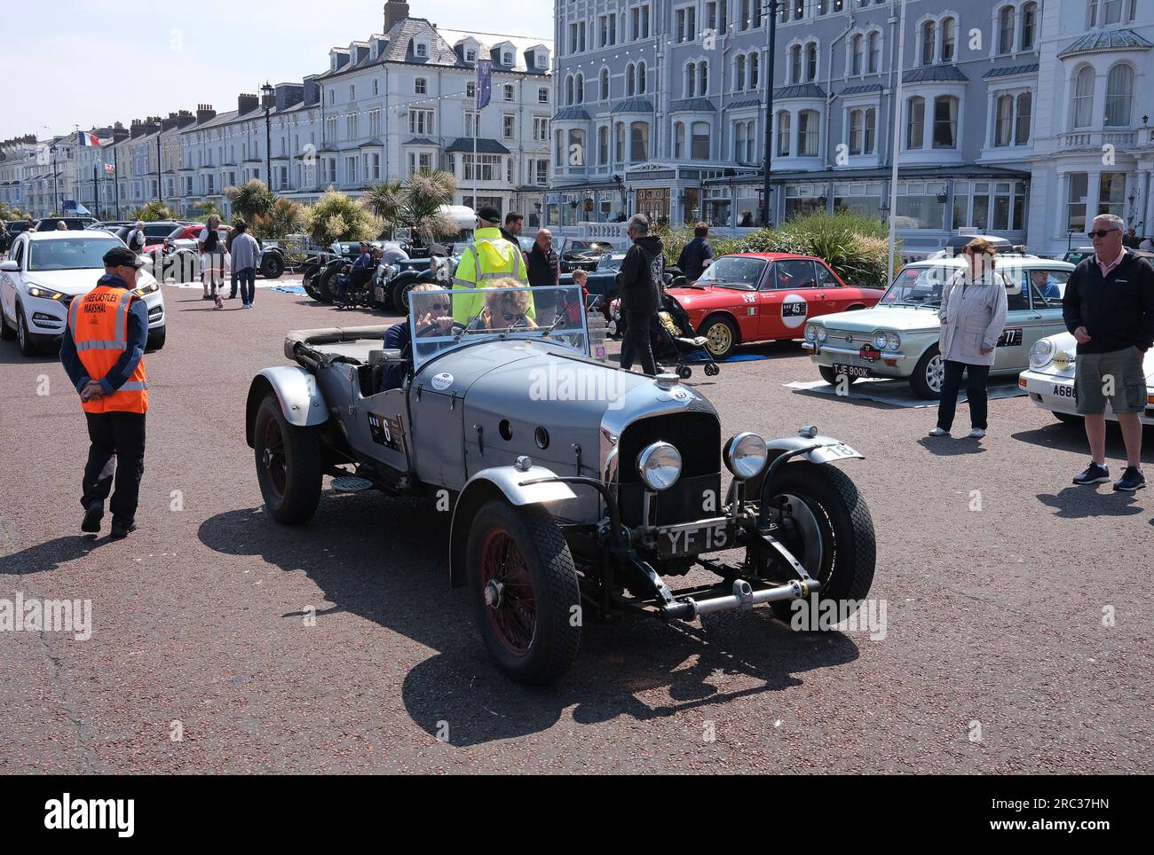 Damen, die einen 1926 Bentley im Oldtimer-Stil der Three Castles Classic in Llandudno in North Wales, Großbritannien, fahren Stockfoto