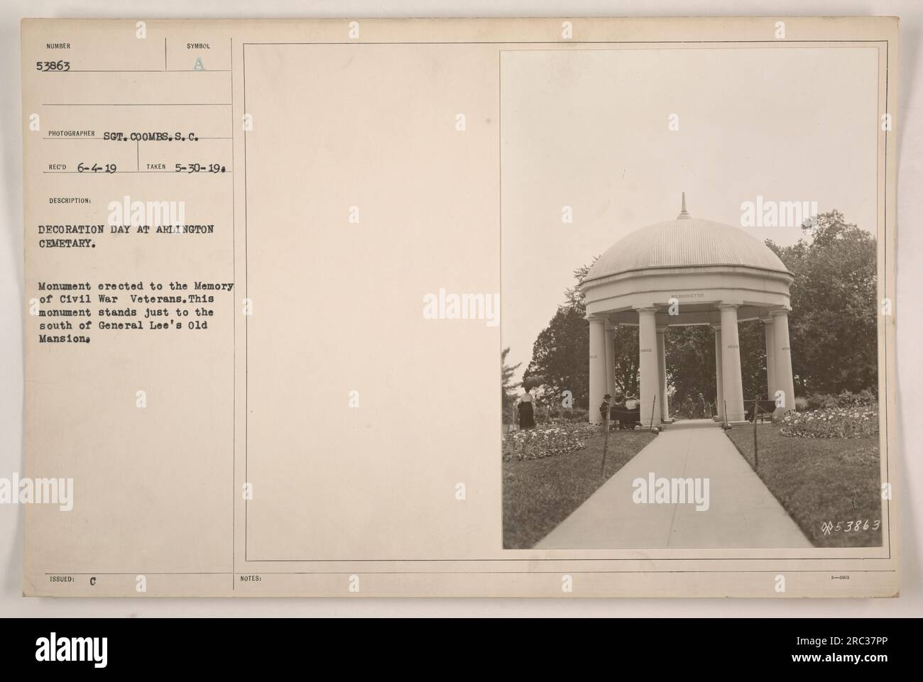 Bildunterschrift: "Dekorationstag auf dem Arlington Friedhof. Ein Denkmal zu Ehren der Veteranen des Bürgerkriegs. Südlich von General Lees ehemaliger Villa gelegen, hat dieses Denkmal historische Bedeutung auf dem Arlington Cemetery. Datum: 6. 4. 19. (Fotograf) Sot. Coombs. Beschreibung: Das Symbol erfasst den Essenz des Dekorationstages. Ausgestellt: C. Anmerkungen: 53863." Stockfoto