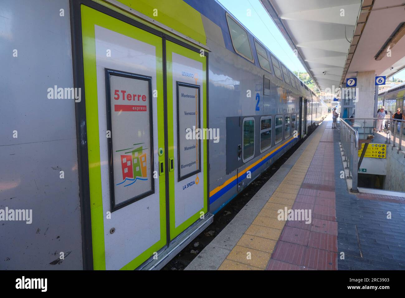 Juni 2023 La Spezia, Italien: 5 Terre Express-Zug schließt auf dem Bahnsteig des Bahnhofs Stockfoto