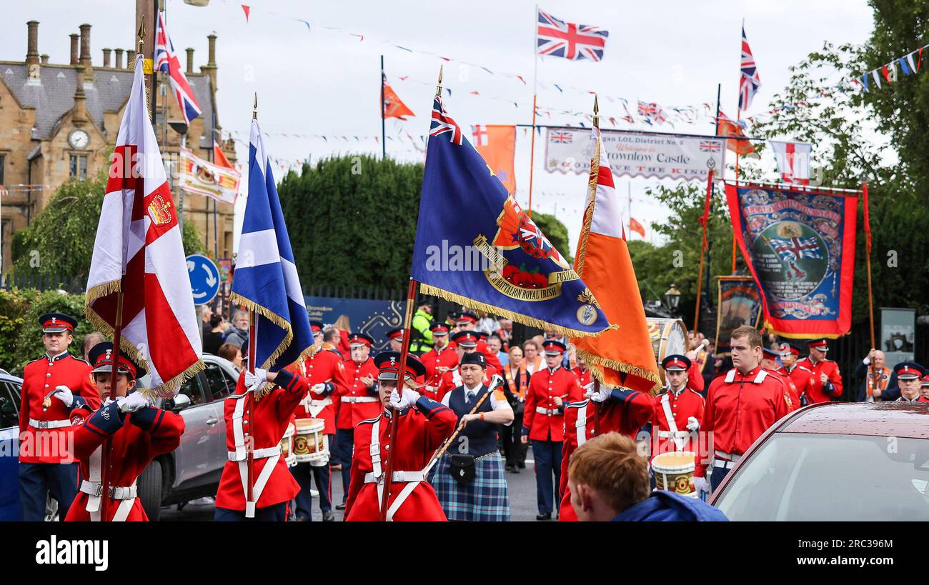 Lurgan, County Armagh, Nordirland.12. Juli 2023. Am 12. Juli findet in Nordirland eine Parade der orangen Ordnung statt. Der Bezirk Lurgan verließ sein Hauptquartier im Brownlow House, bevor er die Stadt hinauf zum Kriegsdenkmal führte, bevor die größte Armagh-Demonstration in der Stadt dieses Jahr stattfand. Die Paraden durch Nordirland markieren den Sieg von William of Orange über James in der Schlacht von Boyne Im Jahr 1690. Kredit: CAZIMB/Alamy Live News. Stockfoto