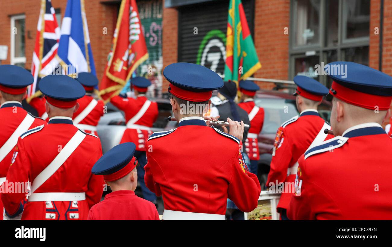 Lurgan, County Armagh, Nordirland.12. Juli 2023. Am 12. Juli findet in Nordirland eine Parade der orangen Ordnung statt. Der Bezirk Lurgan verließ sein Hauptquartier im Brownlow House, bevor er die Stadt hinauf zum Kriegsdenkmal führte, bevor die größte Armagh-Demonstration in der Stadt dieses Jahr stattfand. Die Paraden durch Nordirland markieren den Sieg von William of Orange über James in der Schlacht von Boyne Im Jahr 1690. Kredit: CAZIMB/Alamy Live News. Stockfoto