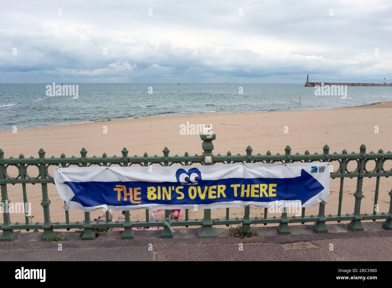 Großes Schild, das auf Mülltonnen am Meer zeigt, Margate, Kent, England. Stockfoto