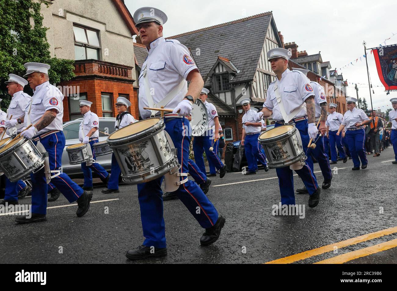 Lurgan, County Armagh, Nordirland.12. Juli 2023. Am 12. Juli findet in Nordirland eine Parade der orangen Ordnung statt. Der Bezirk Lurgan verließ sein Hauptquartier im Brownlow House, bevor er die Stadt hinauf zum Kriegsdenkmal führte, bevor die größte Armagh-Demonstration in der Stadt dieses Jahr stattfand. Die Paraden durch Nordirland markieren den Sieg von William of Orange über James in der Schlacht von Boyne Im Jahr 1690. Kredit: CAZIMB/Alamy Live News. Stockfoto