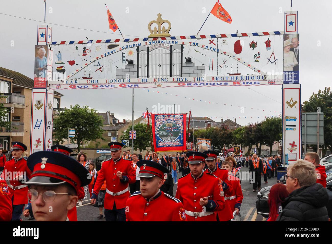 Lurgan, County Armagh, Nordirland.12. Juli 2023. Am 12. Juli findet in Nordirland eine Parade der orangen Ordnung statt. Der Bezirk Lurgan verließ sein Hauptquartier im Brownlow House, bevor er die Stadt hinauf zum Kriegsdenkmal führte, bevor die größte Armagh-Demonstration in der Stadt dieses Jahr stattfand. Die Paraden durch Nordirland markieren den Sieg von William of Orange über James in der Schlacht von Boyne Im Jahr 1690. Kredit: CAZIMB/Alamy Live News. Stockfoto