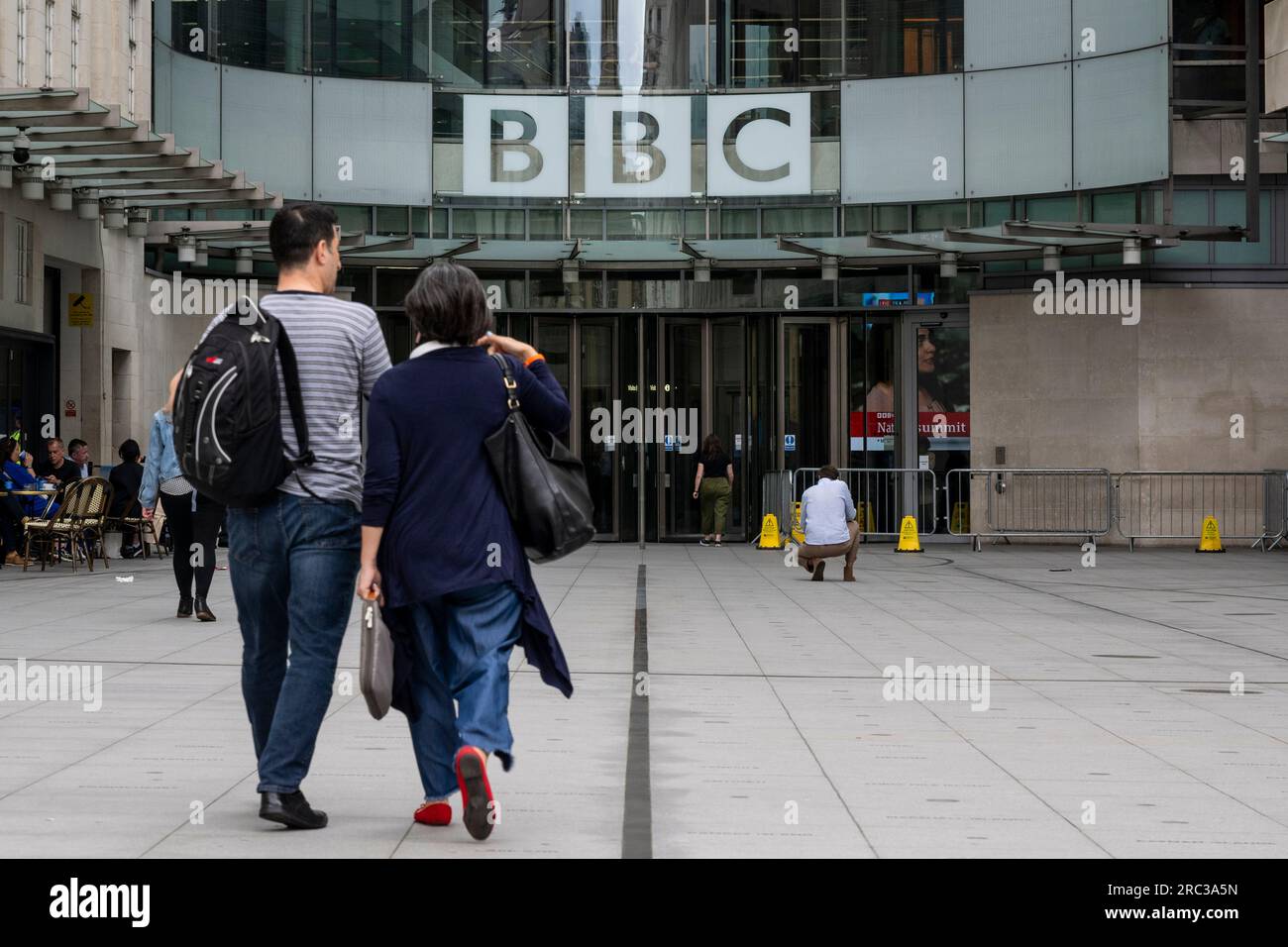 London, Großbritannien. 12. Juli 2023 Leute außerhalb des Hauptquartiers der BBC am Portland Place. Die Zeitung Sun behauptet, dass ein BBC-Moderator eine junge Person für explizite Fotos bezahlt hat, und zwar ab dem Alter von 17 Jahren. Die BBC hat den Moderator suspendiert, aber noch nicht öffentlich identifiziert, während die Ermittlungen weitergehen. Kredit: Stephen Chung / Alamy Live News Stockfoto