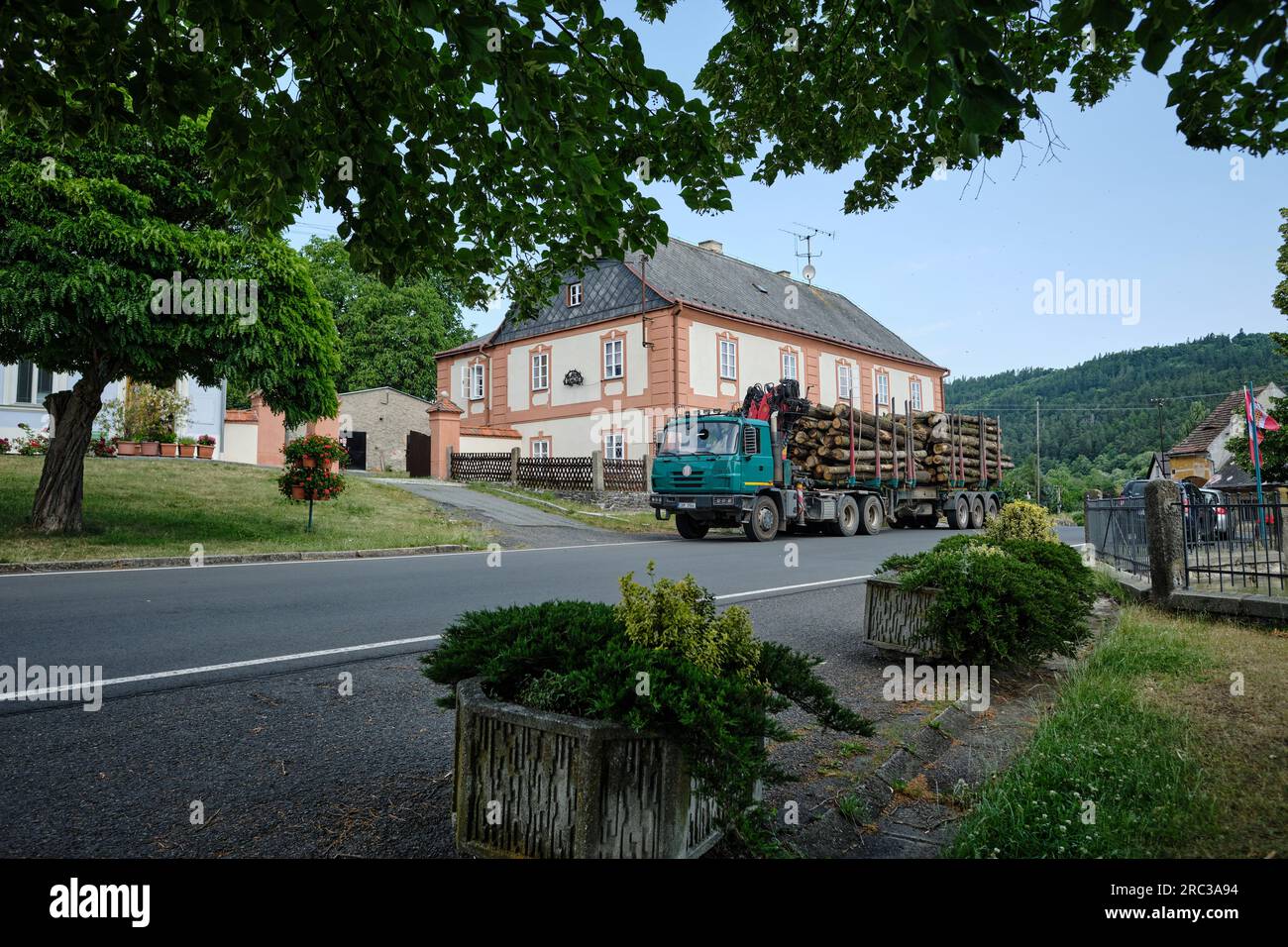 Schwerer Lkw Tatra T815-2 TERRNO1, der von einem Holzverarbeitungsunternehmen betrieben wird. Voll beladen mit abgeschnittenen Baumstämmen, die auf einer Dorfstraße geparkt sind. Tschechien Stockfoto