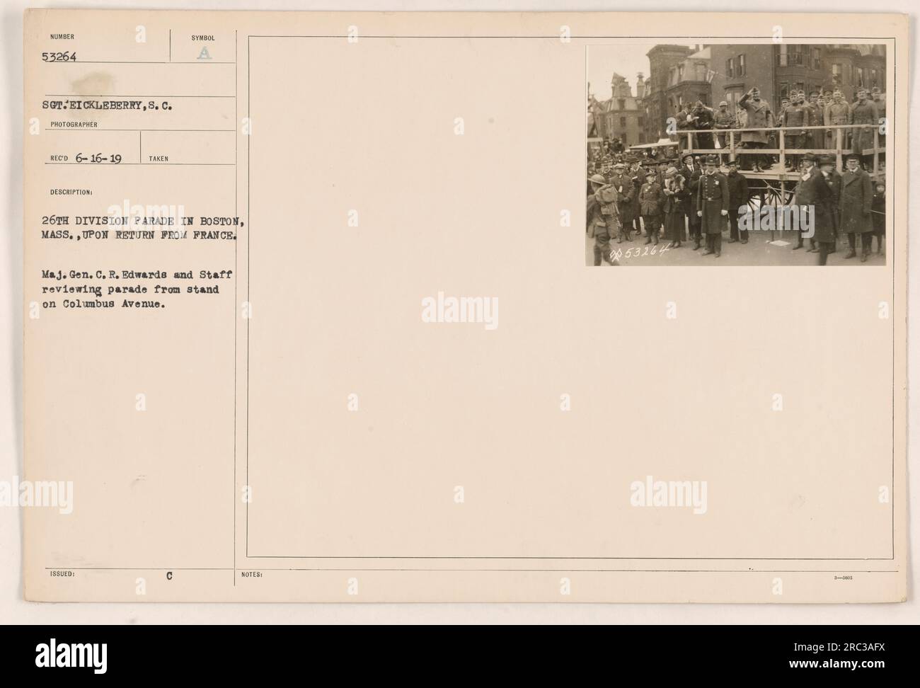 Das Bild zeigt die Parade der 26. Division in Boston, Massachusetts, nach der Rückkehr aus Frankreich im Ersten Weltkrieg. Generalmajor C.R. Edwards und seine Mitarbeiter sehen die Parade von einem Stand auf der Columbus Avenue aus. Dieses Foto wurde von dem Fotografen S.C. aufgenommen Eickleberry und hatte die Nummer 53264. Stockfoto