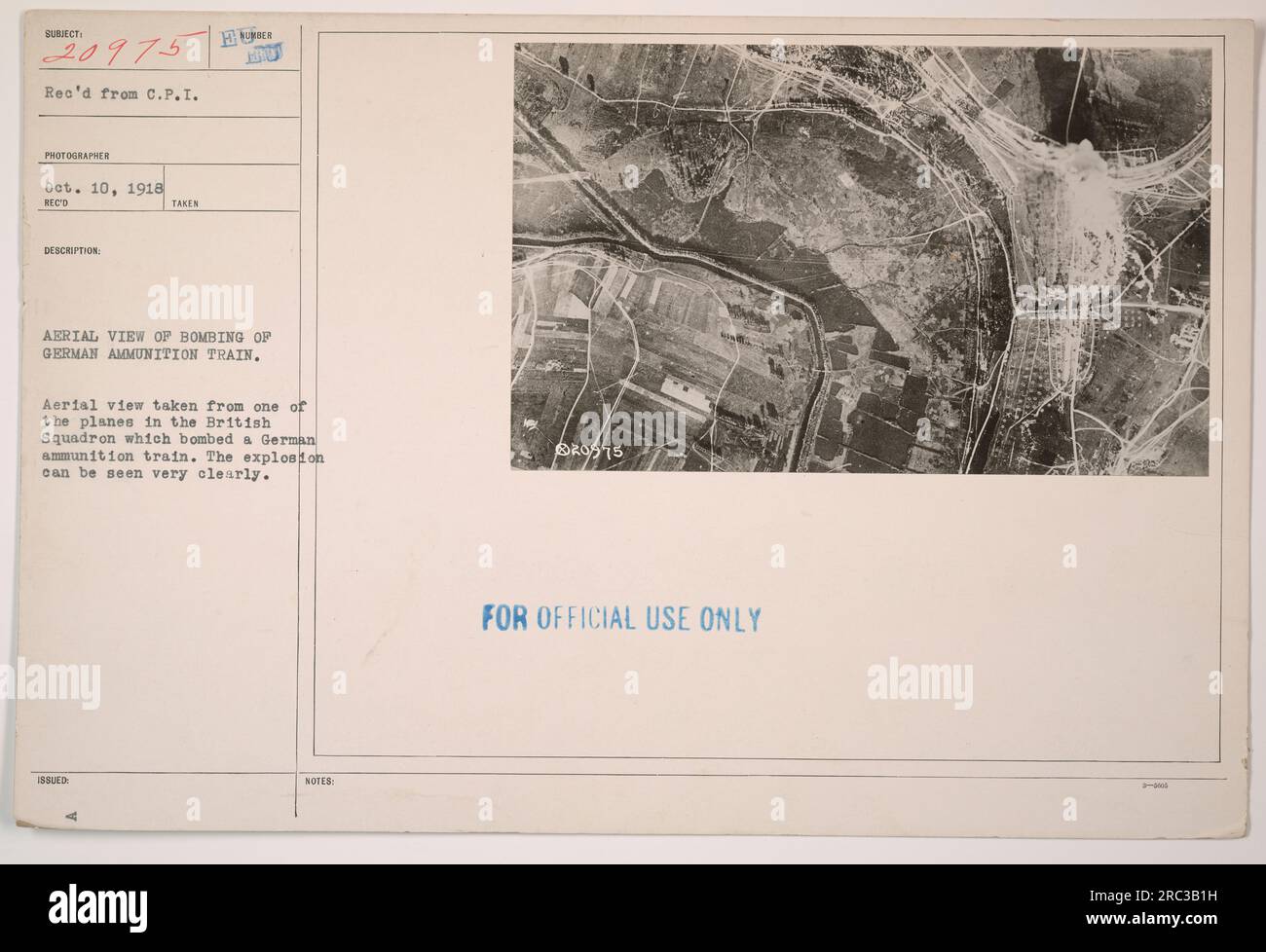 Luftaufnahme des Bombenanschlags auf einen deutschen Munitionszug im Ersten Weltkrieg. Das Foto wurde von einem Fotografen in der britischen Staffel aufgenommen und zeigt eine klare Explosion. Das Bild ist als Subjekt 20975 markiert und wurde am 10. Oktober 1918 vom CPI-Fotografen empfangen. Es ist nur für den offiziellen Gebrauch gekennzeichnet. Stockfoto