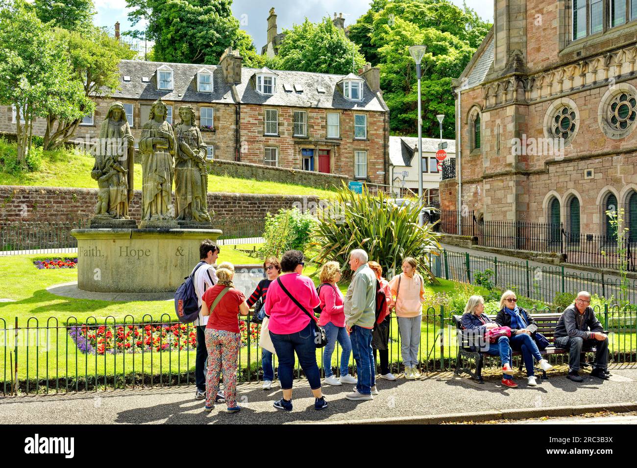 Inverness Schottland Besuchergruppe vor der Ness Bank Church und der Statue der Three Graces Faith Hope and Charity Stockfoto