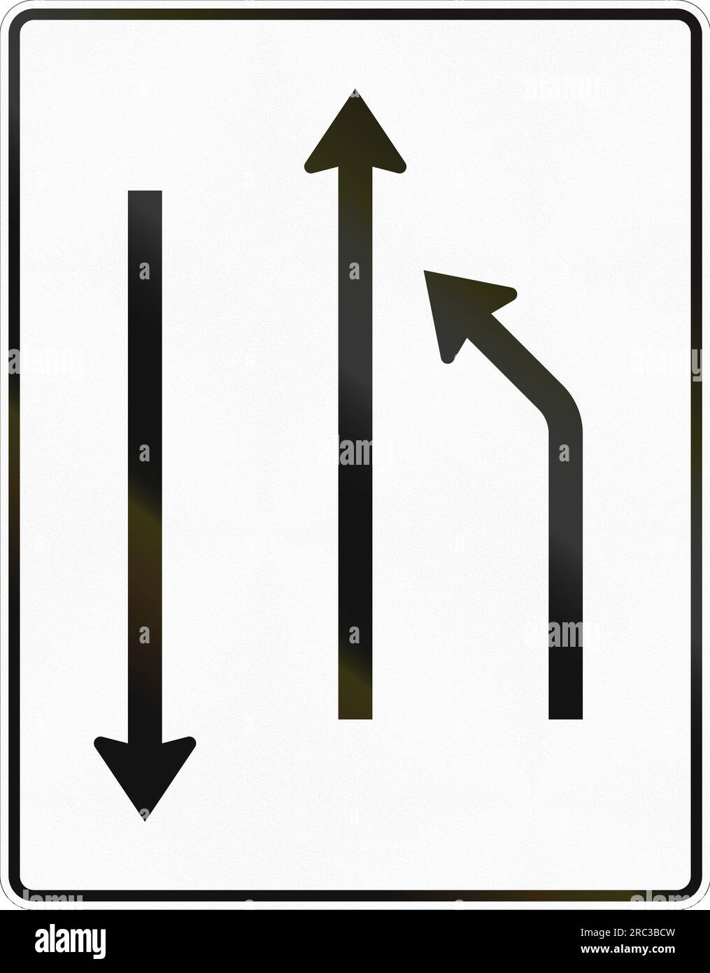 Deutsches Straßenschild: Biegen Sie in die andere Spur ab. Gegenverkehr wird angezeigt. Stockfoto