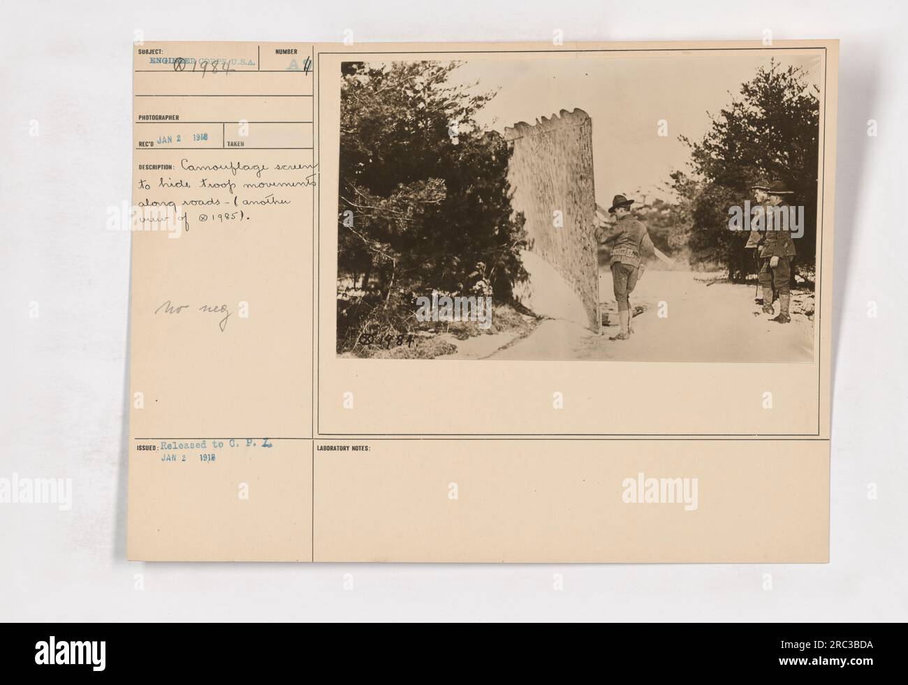 Tarnscheibe, um Truppenbewegungen auf Straßen zu verbergen. Dieses Foto aus dem Jahr 1916 zeigt die Bereitstellung dieser Bildschirme, eine gängige Taktik während des Ersten Weltkriegs. (Fotograf) Unbekannt. Stockfoto