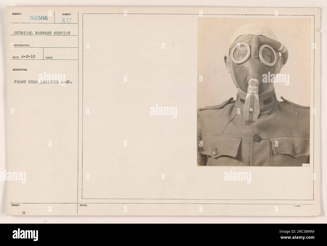 Ein Soldat, der eine Kanister-Maske trug, eine Art Gasmaske, die im Ersten Weltkrieg verwendet wurde. Das Foto wurde von einem Fotografen des Chemical Warfare Service an einem unbekannten Datum aufgenommen. Die Maske wird mit der AU-Nummer identifiziert. Stockfoto