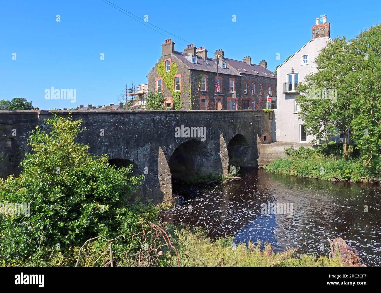 River Bush Bridge Street in Bushmills, Co Antrim Stockfoto