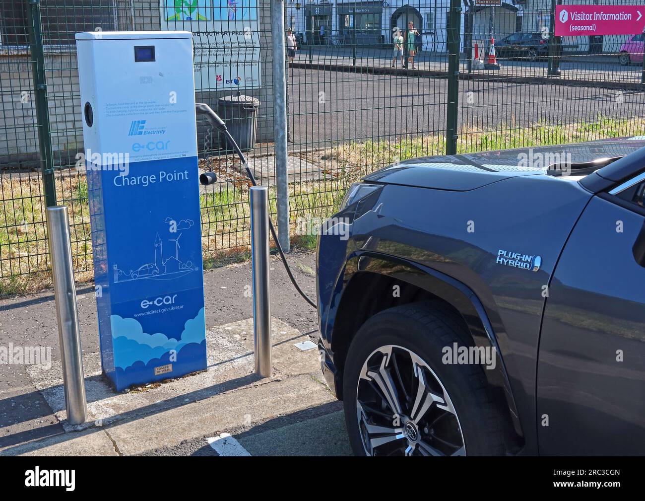 NIdirect e-car chargepoint in Main St, Bushmills, County Antrim, Nordirland, Vereinigtes Königreich, BT57 8QB Stockfoto