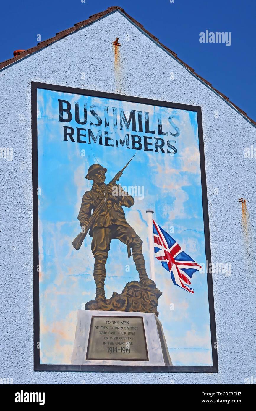 Bushmills erinnert sich an ein Wandgemälde der zenotaph Statue eines Soldaten und einer fliegenden Gewerkschaftsflagge. Stockfoto