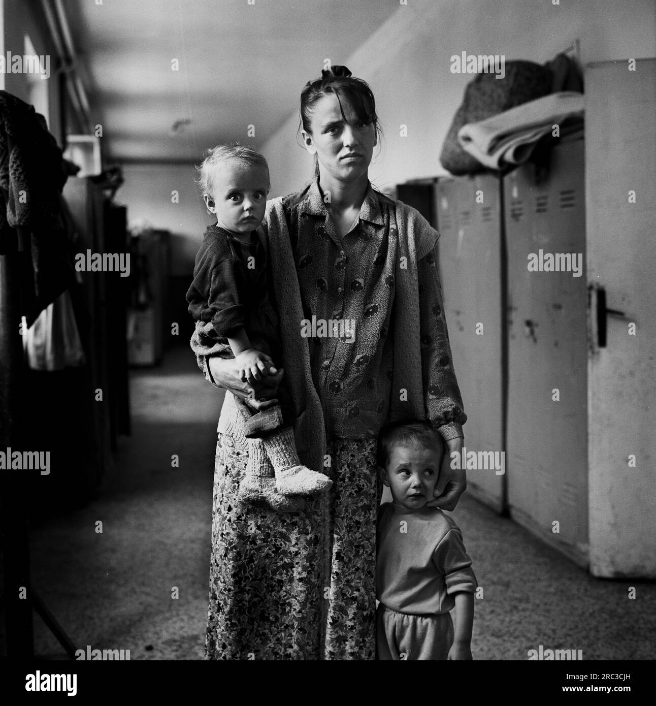Eine Frau und ihre Kinder in arefige bei Tusla, nachdem sie dem Massaker an Bosnier im sicheren Hafen von Srebrenica entkommen waren Stockfoto