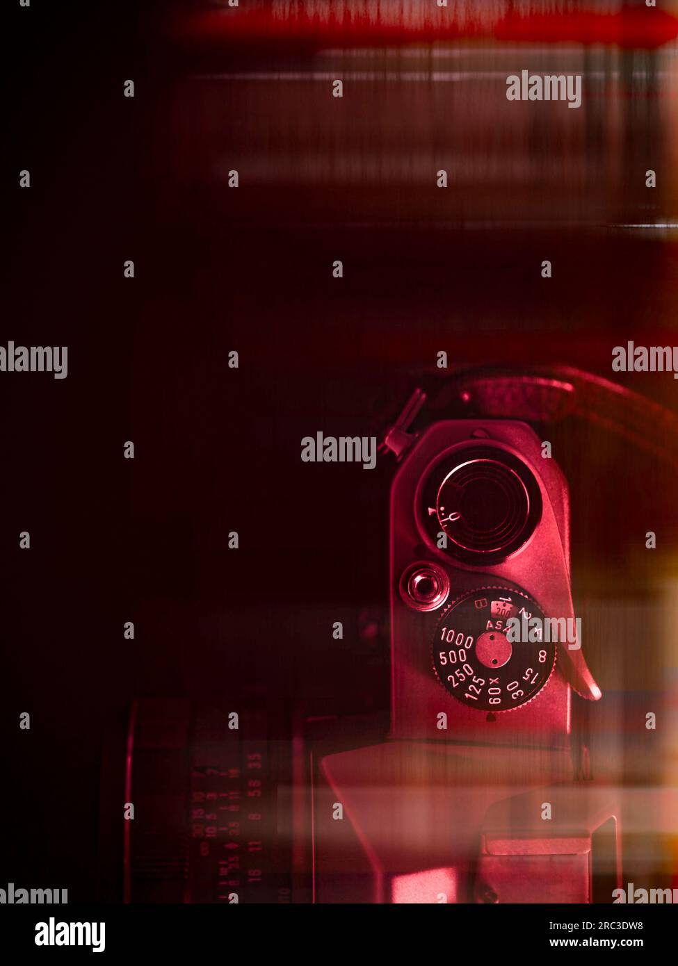Ansicht von der Oberseite der analogen Filmkamera mit rotem Filter und Lichtaustritt Stockfoto