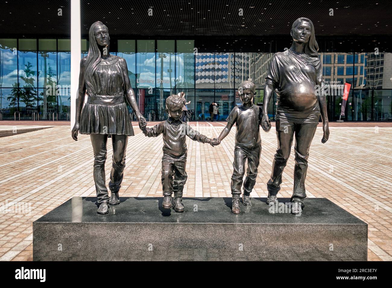Statue von „A Real Birmingham Family“ von Künstler Gillian Trading. Centenary Square, Birmingham, England, Großbritannien Stockfoto