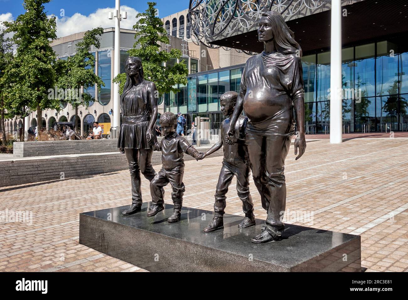 Statue von „A Real Birmingham Family“ von Künstler Gillian Trading. Centenary Square, Birmingham, England, Großbritannien Stockfoto