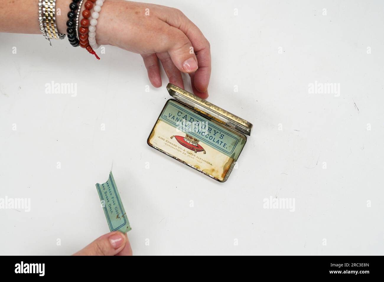 Eine Dose mit Cadbury's Chocolates, hergestellt zur Feier der Krönung von König Edward VII und Königin Alexandra am 26. Juni 1902, bevor sie bei Hanson's Auctioneers in Etwal, Derbyshire, mit einem Orientierungspreis von 100 - 150 GBP versteigert werden. Die Spezialdose aus Cadburys Vanilleschokolade wurde der neunjährigen Mary Ann Blackmore von ihrer Durham-Schule geschenkt und als Erinnerung an einen wichtigen königlichen Anlass für ihr ganzes Leben, bis zu ihrem Tod im Alter von 96 Jahren im Jahr 1988, geschätzt. Bilddatum: Mittwoch, 12. Juli 2023. Stockfoto