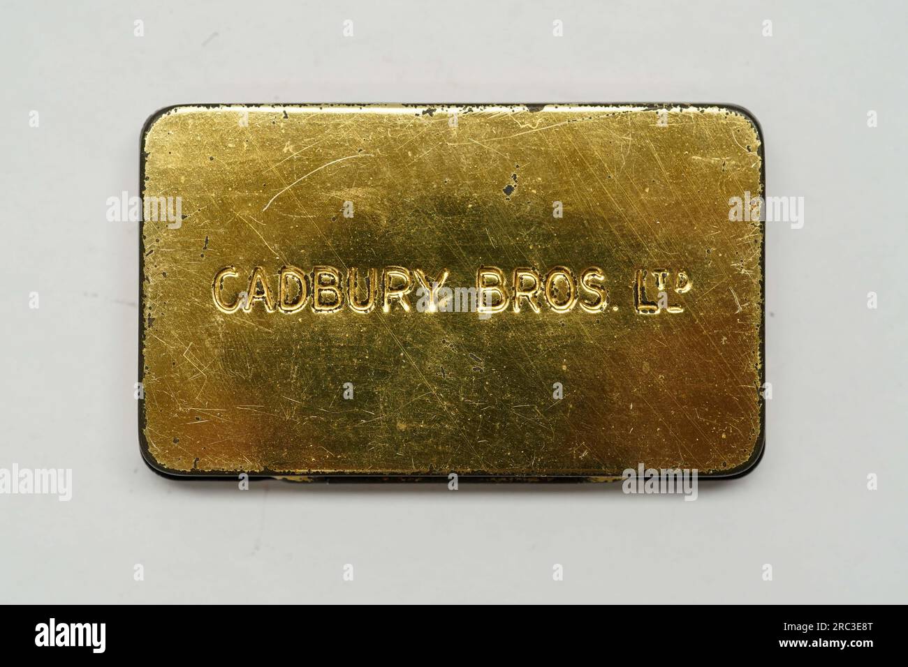 Der Boden einer Dose mit Cadburys Schokolade, hergestellt zur Feier der Krönung von König Edward VII. Und Königin Alexandra am 26. Juni 1902, bevor sie bei Hanson's Auctioneers in Etwal, Derbyshire, mit einem Orientierungspreis von 100 - 150 GBP versteigert werden. Die Spezialdose aus Cadburys Vanilleschokolade wurde der neunjährigen Mary Ann Blackmore von ihrer Durham-Schule geschenkt und als Erinnerung an einen wichtigen königlichen Anlass für ihr ganzes Leben, bis zu ihrem Tod im Alter von 96 Jahren im Jahr 1988, geschätzt. Bilddatum: Mittwoch, 12. Juli 2023. Stockfoto
