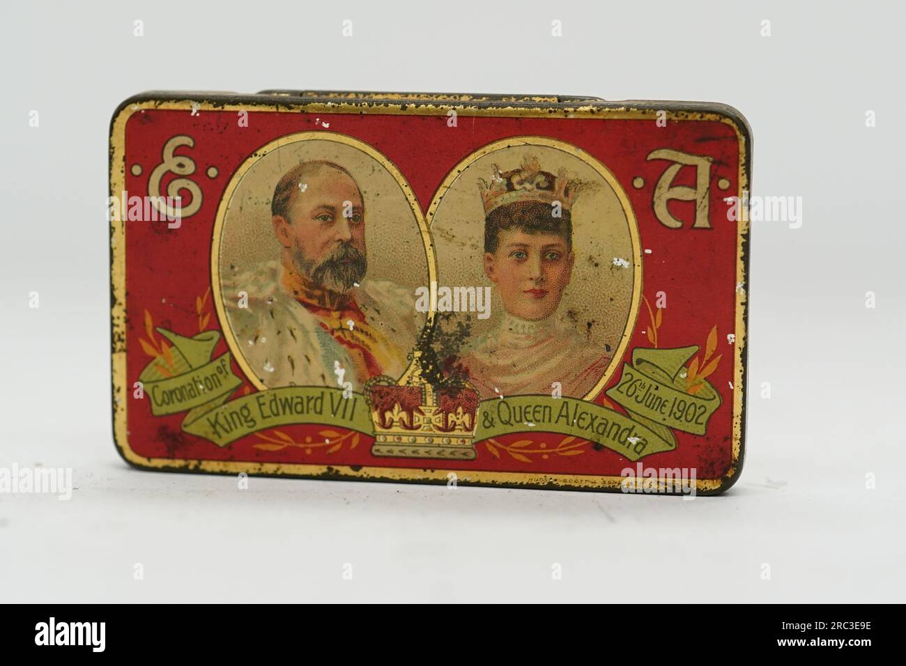 Eine Dose mit Cadbury's Chocolates, hergestellt zur Feier der Krönung von König Edward VII und Königin Alexandra am 26. Juni 1902, bevor sie bei Hanson's Auctioneers in Etwal, Derbyshire, mit einem Orientierungspreis von 100 - 150 GBP versteigert werden. Die Spezialdose aus Cadburys Vanilleschokolade wurde der neunjährigen Mary Ann Blackmore von ihrer Durham-Schule geschenkt und als Erinnerung an einen wichtigen königlichen Anlass für ihr ganzes Leben, bis zu ihrem Tod im Alter von 96 Jahren im Jahr 1988, geschätzt. Bilddatum: Mittwoch, 12. Juli 2023. Stockfoto