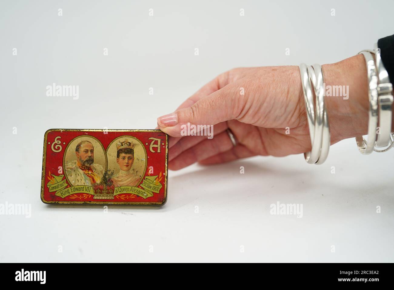 Eine Dose mit Cadbury's Chocolates, hergestellt zur Feier der Krönung von König Edward VII und Königin Alexandra am 26. Juni 1902, bevor sie bei Hanson's Auctioneers in Etwal, Derbyshire, mit einem Orientierungspreis von 100 - 150 GBP versteigert werden. Die Spezialdose aus Cadburys Vanilleschokolade wurde der neunjährigen Mary Ann Blackmore von ihrer Durham-Schule geschenkt und als Erinnerung an einen wichtigen königlichen Anlass für ihr ganzes Leben, bis zu ihrem Tod im Alter von 96 Jahren im Jahr 1988, geschätzt. Bilddatum: Mittwoch, 12. Juli 2023. Stockfoto