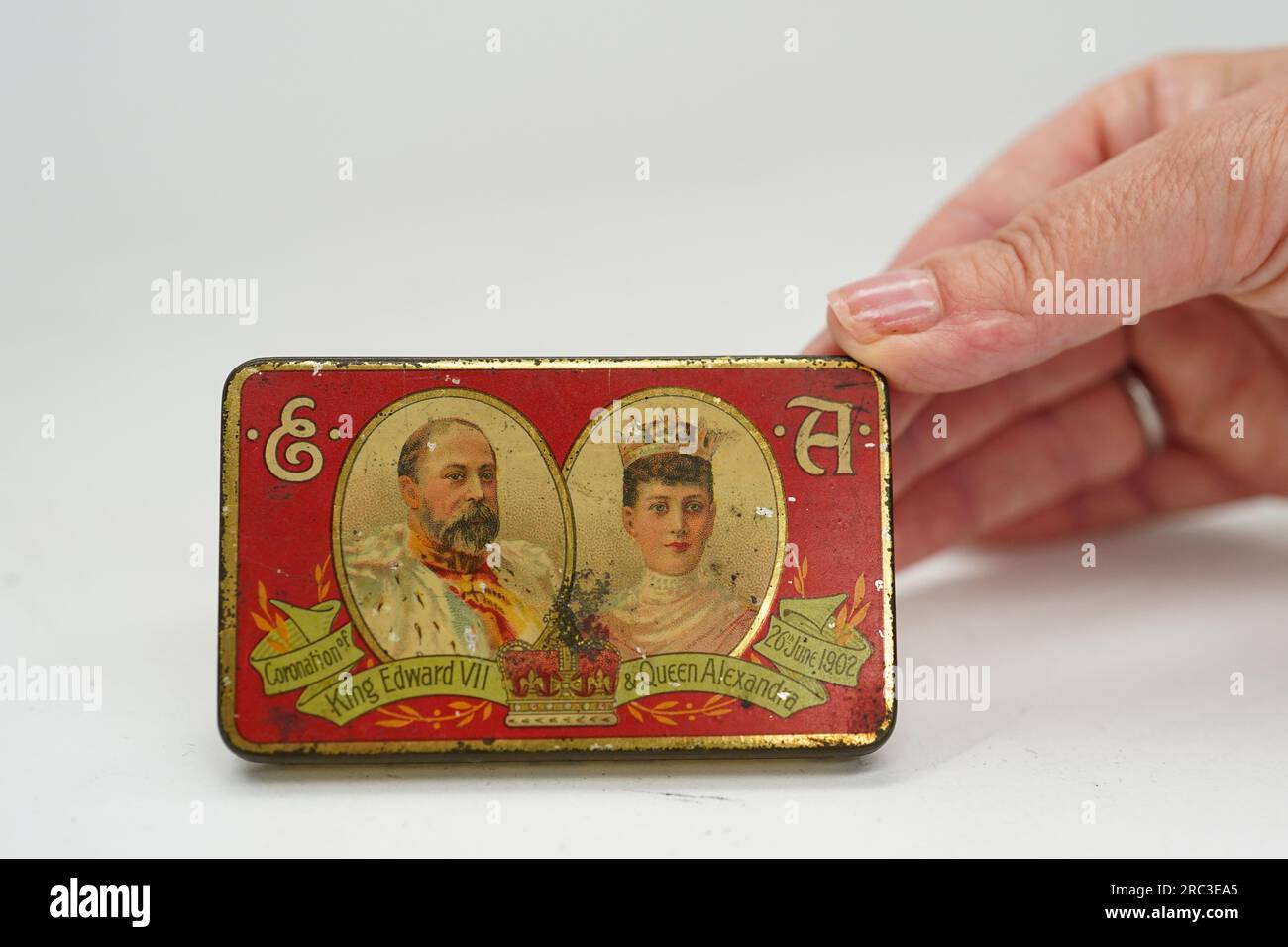 Eine Dose mit Cadbury's Chocolates, hergestellt zur Feier der Krönung von König Edward VII und Königin Alexandra am 26. Juni 1902, bevor sie bei Hanson's Auctioneers in Etwal, Derbyshire, mit einem Orientierungspreis von 100 - 150 GBP versteigert werden. Die Spezialdose aus Cadburys Vanilleschokolade wurde der neunjährigen Mary Ann Blackmore von ihrer Durham-Schule geschenkt und als Erinnerung an einen wichtigen königlichen Anlass für ihr ganzes Leben, bis zu ihrem Tod im Alter von 96 Jahren im Jahr 1988, geschätzt. Bilddatum: Mittwoch, 12. Juli 2023. Stockfoto