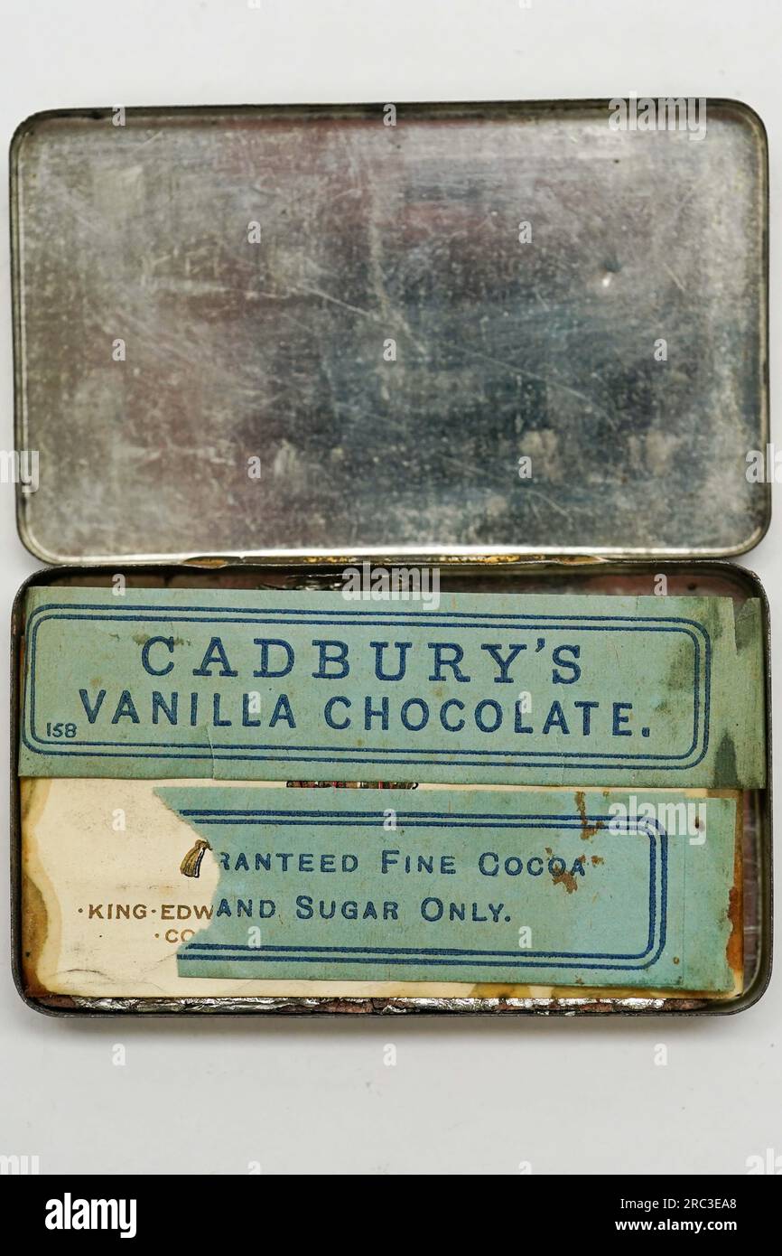 Eine Dose mit Cadbury's Chocolates, hergestellt zur Feier der Krönung von König Edward VII und Königin Alexandra am 26. Juni 1902, bevor sie bei Hanson's Auctioneers in Etwal, Derbyshire, mit einem Orientierungspreis von 100 - 150 GBP versteigert werden. Die Spezialdose aus Cadburys Vanilleschokolade wurde der neunjährigen Mary Ann Blackmore von ihrer Durham-Schule geschenkt und als Erinnerung an einen wichtigen königlichen Anlass für ihr ganzes Leben, bis zu ihrem Tod im Alter von 96 Jahren im Jahr 1988, geschätzt. Bilddatum: Mittwoch, 12. Juli 2023. Stockfoto