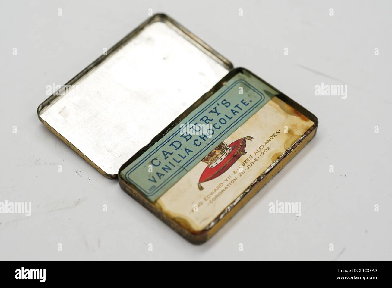 Eine Dose mit Cadbury's Chocolates, hergestellt zur Feier der Krönung von König Edward VII und Königin Alexandra am 26. Juni 1902, bevor sie bei Hanson's Auctioneers in Etwal, Derbyshire, mit einem Orientierungspreis von 100 - 150 GBP versteigert werden. Die Spezialdose aus Cadburys Vanilleschokolade wurde der neunjährigen Mary Ann Blackmore von ihrer Durham-Schule geschenkt und als Erinnerung an einen wichtigen königlichen Anlass für ihr ganzes Leben, bis zu ihrem Tod im Alter von 96 Jahren im Jahr 1988, geschätzt. Bilddatum: Mittwoch, 12. Juli 2023. Stockfoto