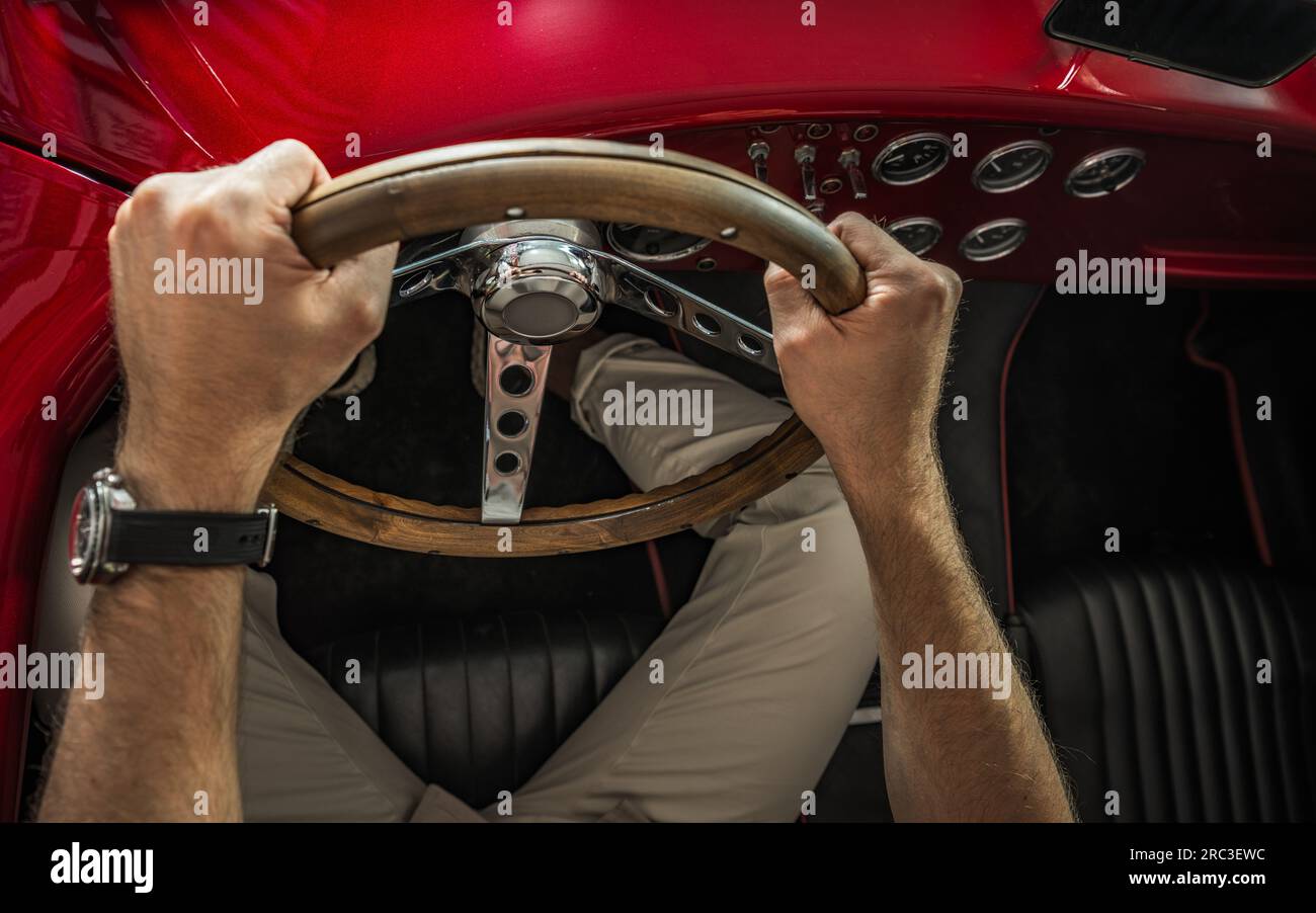 Besitzer eines kaukasischen Classic-Autos in einem Retro Muscle Car, Nahaufnahme von oben Stockfoto