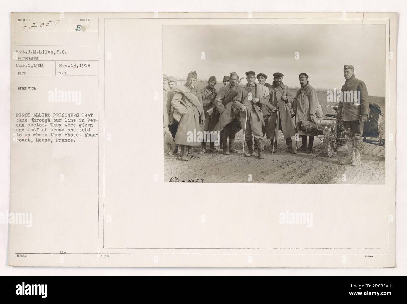 Pvt. J.M. Liles, S.C. hat dieses Foto am 1. März 1919 gemacht. Es zeigt die erste Gruppe alliierter Gefangener, die durch die amerikanische Linie im Verdun-Sektor kam. Sie bekamen einen Laib Brot und durften dorthin gehen, wo sie wollten. Der Standort ist Abaucourt, Mause, Frankreich. Stockfoto