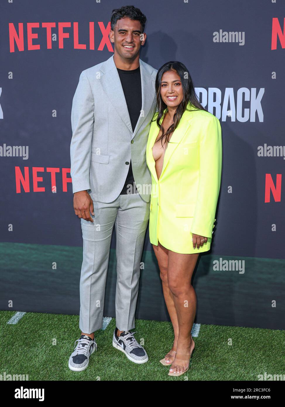 HOLLYWOOD, LOS ANGELES, KALIFORNIEN, USA - JULI 11: American Football Quarterback für die Philadelphia Eagles der National Football League Marcus Mariota und seine Ehefrau Kiyomi Cook treffen am 11. Juli 2023 in Hollywood, Los Angeles, Kalifornien, auf der Premiere von Netflix's „Quarterback“ Season 1 ein. (Foto von Xavier Collin/Image Press Agency) Stockfoto