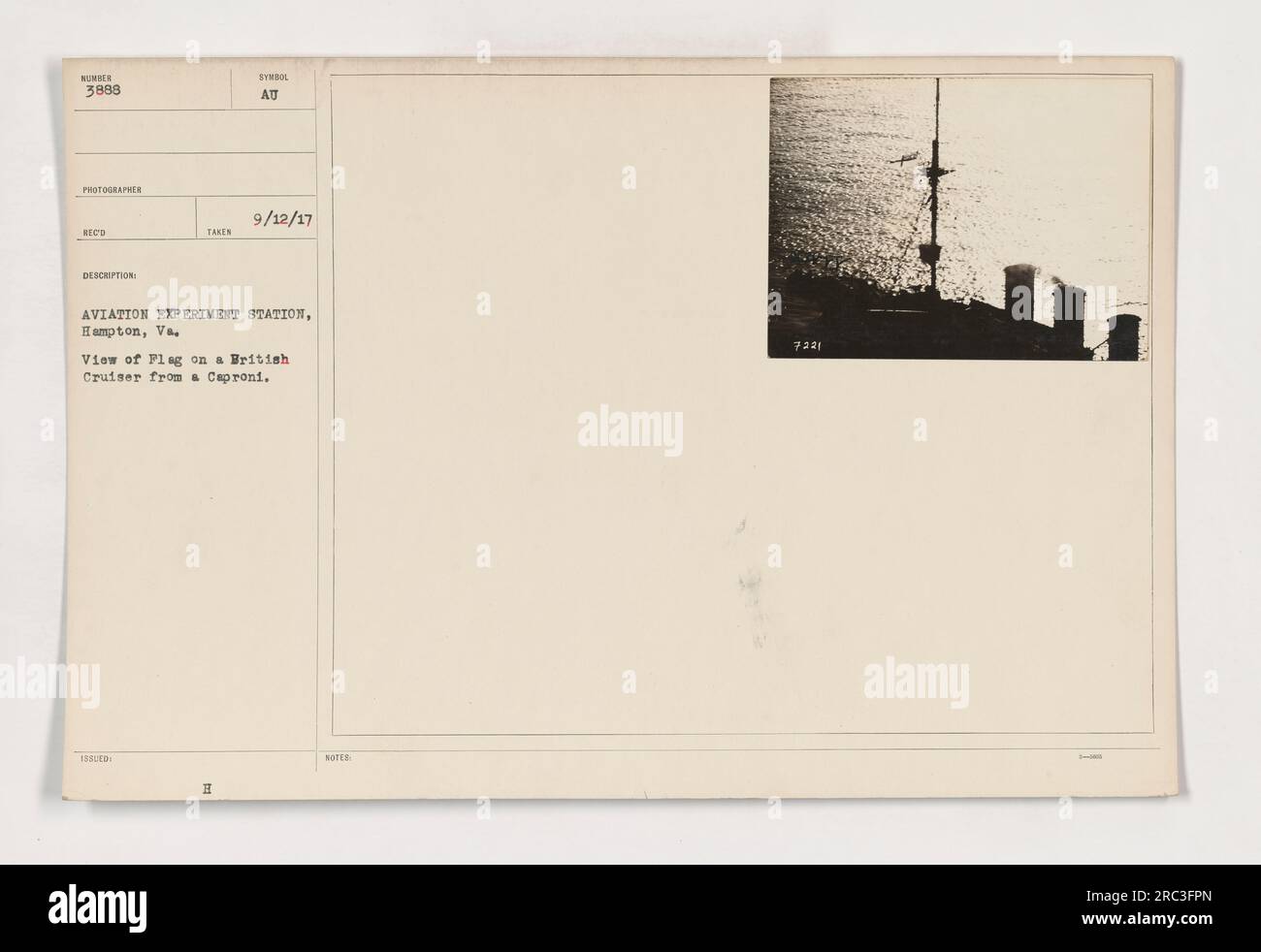 Blick auf die Flagge des British Cruiser aus einem Caproni-Flugzeug. Das Foto wurde am 12. September 1917 an der LED Symbol Aviation Experiment Station in Hampton, VA, aufgenommen. (Datei: 111-SC-3888) Stockfoto