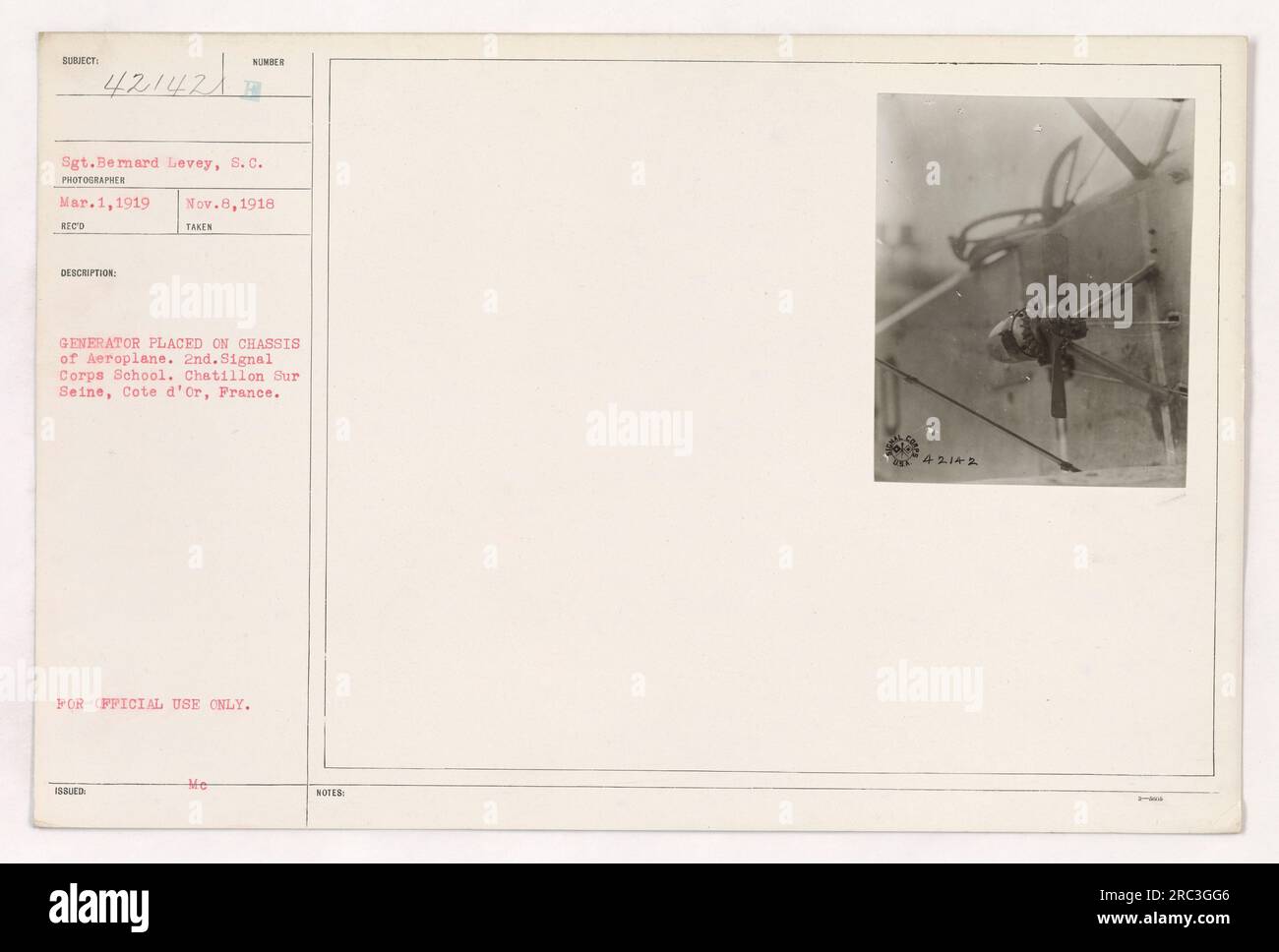 Sergeant Bernard Levey vom Signalkorps wurde am 1. März 1919 in Chatillon Sur seine, Frankreich, fotografiert. Das Bild zeigt, wie er einen Generator auf dem Gehäuse eines Flugzeugs der 2. Signal Corps Schule platziert. Das Foto wurde am 8. November 1918 empfangen und ist mit „nur zur offiziellen Verwendung“ gekennzeichnet. Stockfoto