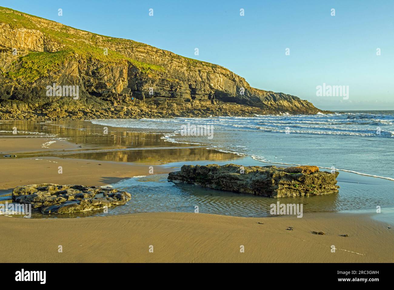 Dunraven Bay mit Blick nach Osten an einem sonnigen Abend im Mai mit niedriger Sonne, die ein sanftes Licht in die Umgebung ausstrahlt Stockfoto