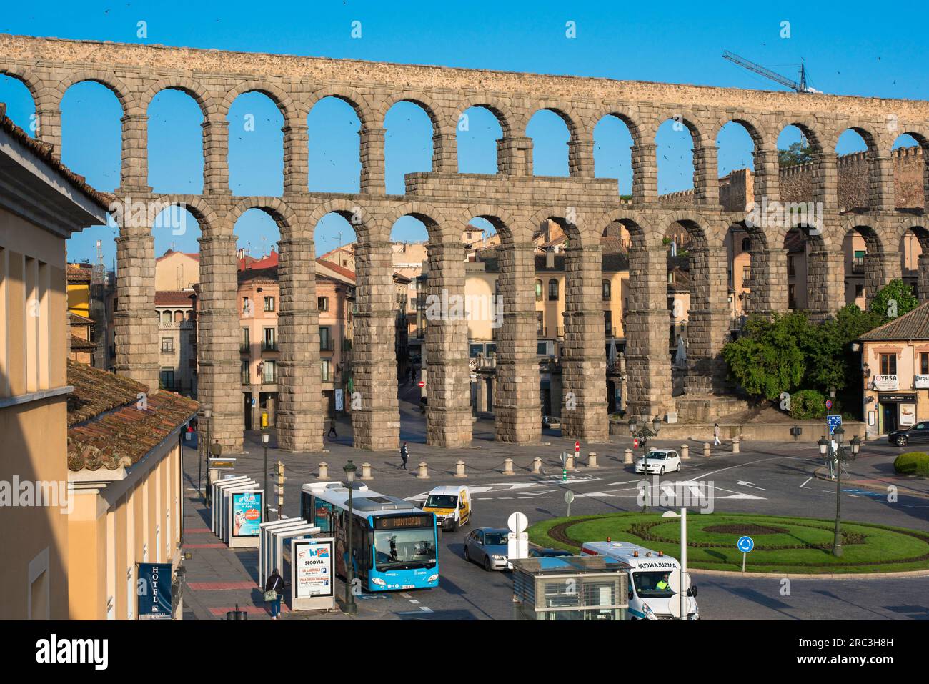 Spanien römische Architektur, Blick auf das Aquädukt aus dem 1. Jahrhundert, das die Stadt Segovia überspannt, und zeigt die Plaza Acueducto Oriental im Vordergrund, Spanien Stockfoto