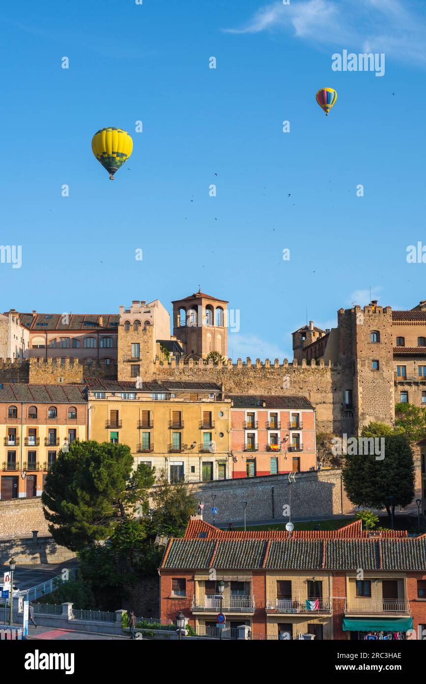 Heißluftballon Europa, Blick im Sommer auf Heißluftballons, die über der historischen Altstadt von Segovia, Zentralspanien, schweben Stockfoto