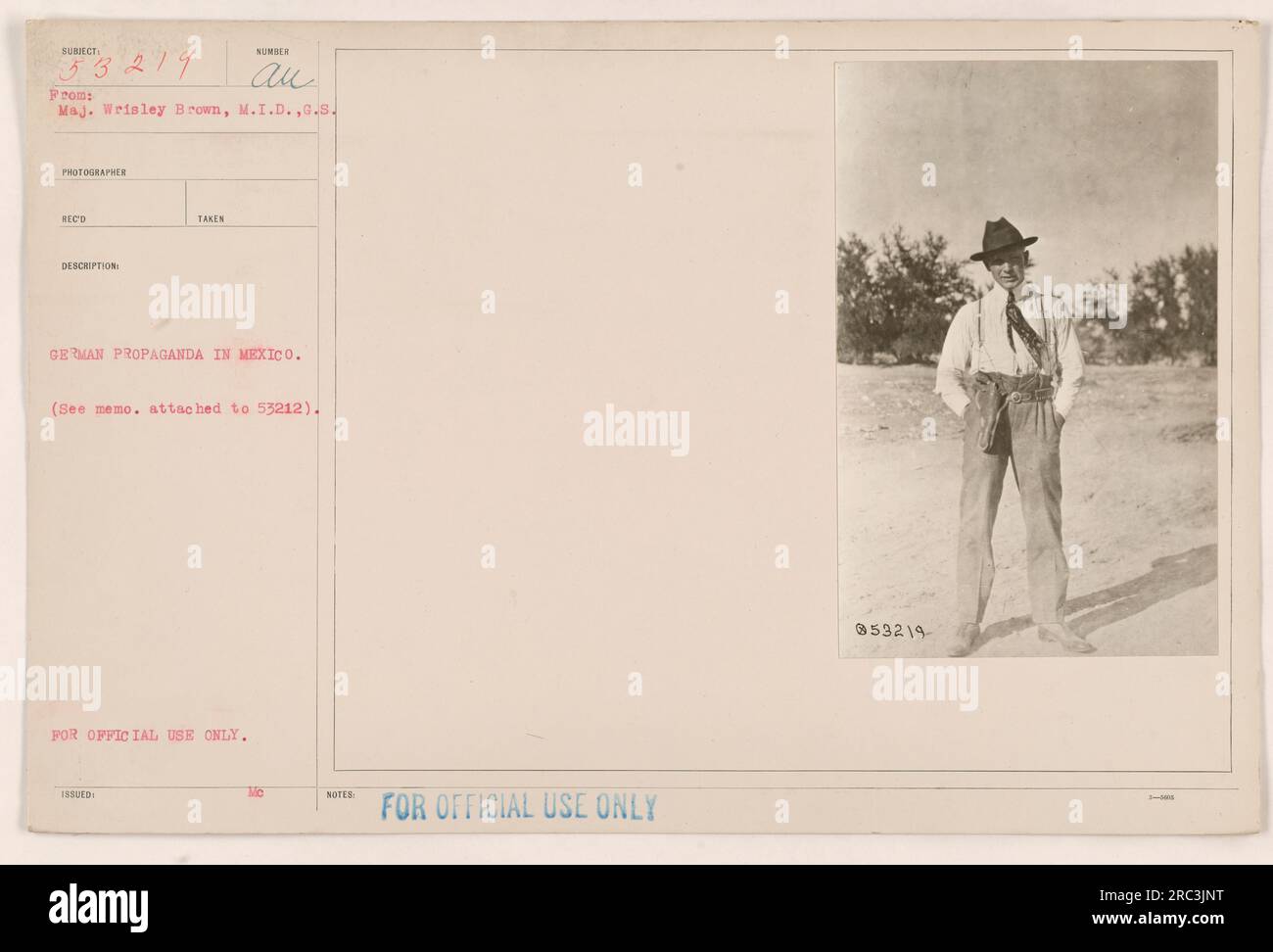Das Bild zeigt amerikanische Soldaten, die während des Ersten Weltkriegs deutsches Propagandamaterial in Mexiko enthüllten. Diese Entdeckung war ein bedeutendes Ereignis, da sie deutschsprachige Versuche hervorhob, ihre Botschaft in der Region zu verbreiten. Das an das Bild angehängte Memo enthält weitere Informationen zu diesem Vorfall. Stockfoto