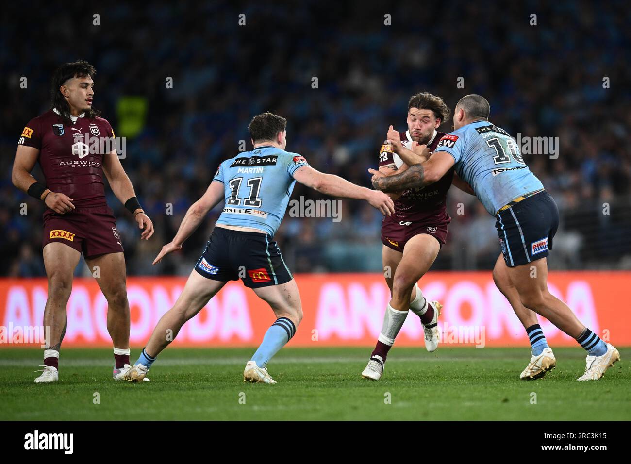 Sydney, Australien. 12. Juli 2023. Patrick Carrigan of the Maroons wird von Reagan Campbell-Gillard of the Blues in Game 3 der Reihe State of Origin 2023 zwischen dem New South Wales Blues und den Queensland Maroons im Accor Stadium in Sydney angegriffen, Mittwoch, 12. Juli 2023. (AAP Image/Dan Himbrechts) KEINE ARCHIVIERUNG, NUR REDAKTIONELLE VERWENDUNG. Kredit: Australian Associated Press/Alamy Live News Stockfoto