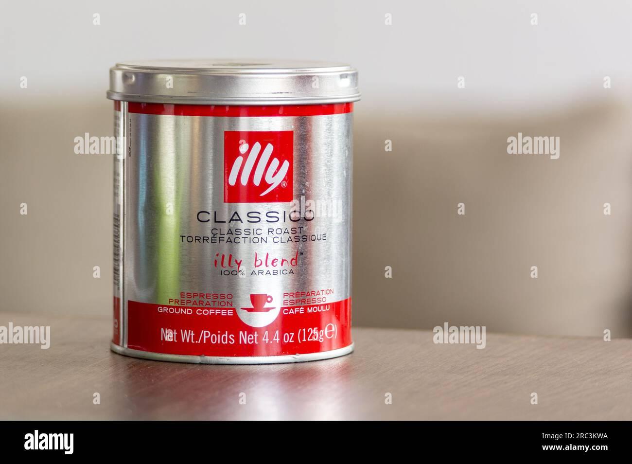 OSTRAVA, TSCHECHISCHE REPUBLIK - 21. JUNI 2023: Aluminiumbehälter mit gemahlenem Kaffee Illy Classico, arabica-Röstung Stockfoto