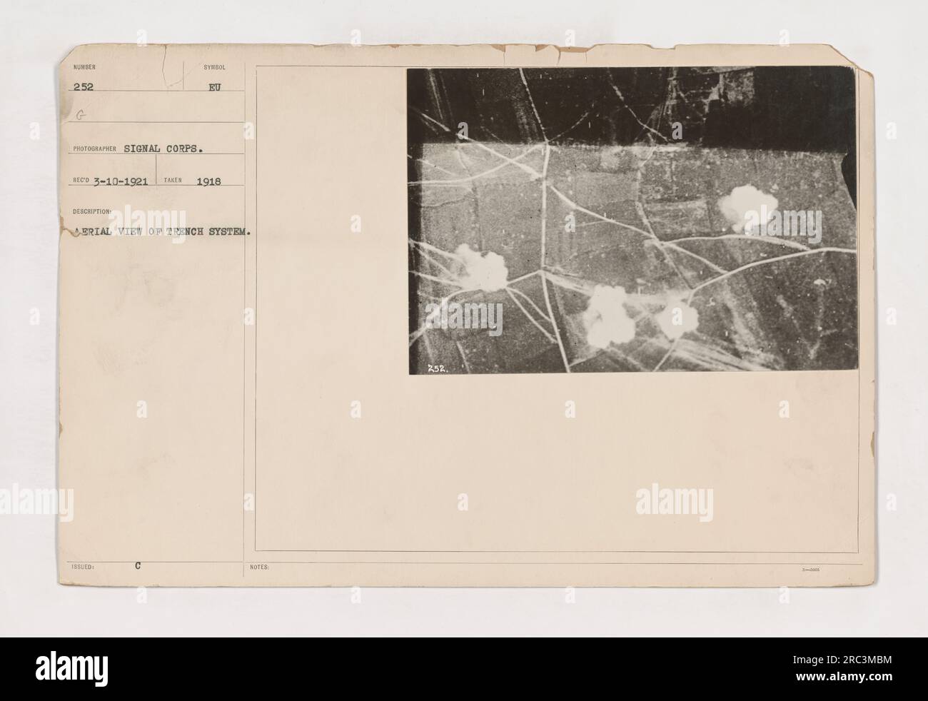 Dieses Luftfoto mit der Nummer 252, aufgenommen vom Signalkorps, zeigt einen unbekannten Ort während des Ersten Weltkriegs. Das Bild zeigt ein Grabensystem, das einen detaillierten Überblick über die strategische militärische Infrastruktur bietet. Das Foto wurde am 10. März 1921 aufgenommen und ist Teil der TAES 1918 ISSLEDIC-Sammlung.“ Stockfoto