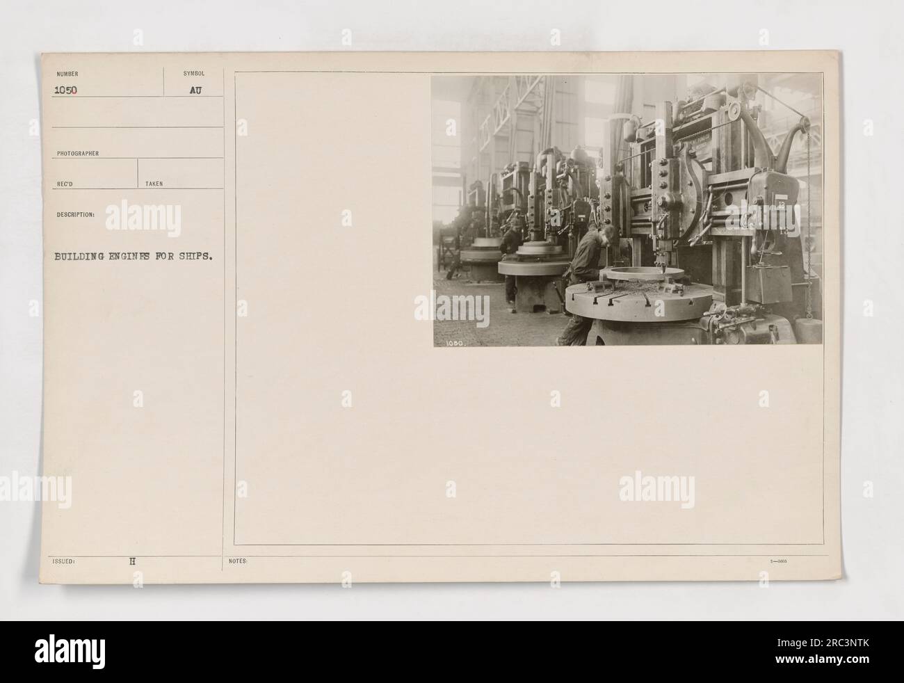 Bild, das den Prozess des Baus von Schiffsmotoren während des Ersten Weltkriegs darstellt. Das Foto mit der Bezeichnung 111-SC-1050 zeigt Arbeiter und Maschinen, die am Bau von Schiffsmotoren beteiligt sind. Dieses Bild unterstreicht die bedeutende Rolle des Schiffbaus und der Motorenproduktion bei den militärischen Aktivitäten der USA während des Krieges." Stockfoto