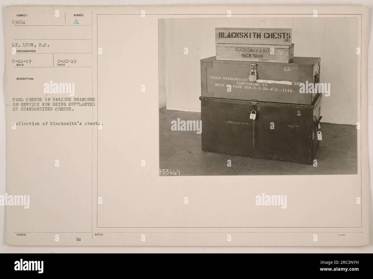 Das Bild zeigt eine Sammlung von Schmiede-Truhen aus verschiedenen Zweigen des Militärs im Ersten Weltkrieg Diese Werkzeugkisten werden jetzt durch standardisierte Kisten ersetzt. Die Truhen des Schmieds enthalten einen Roller-Satz und 70 Zugwerkzeuge. Diese Änderung steht im Einklang mit den Richtlinien in Anmerkung 37, Seite 508 des Kriegsministeriums von 1915. Stockfoto